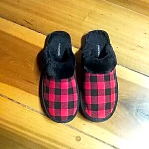 Maurice house slippers.